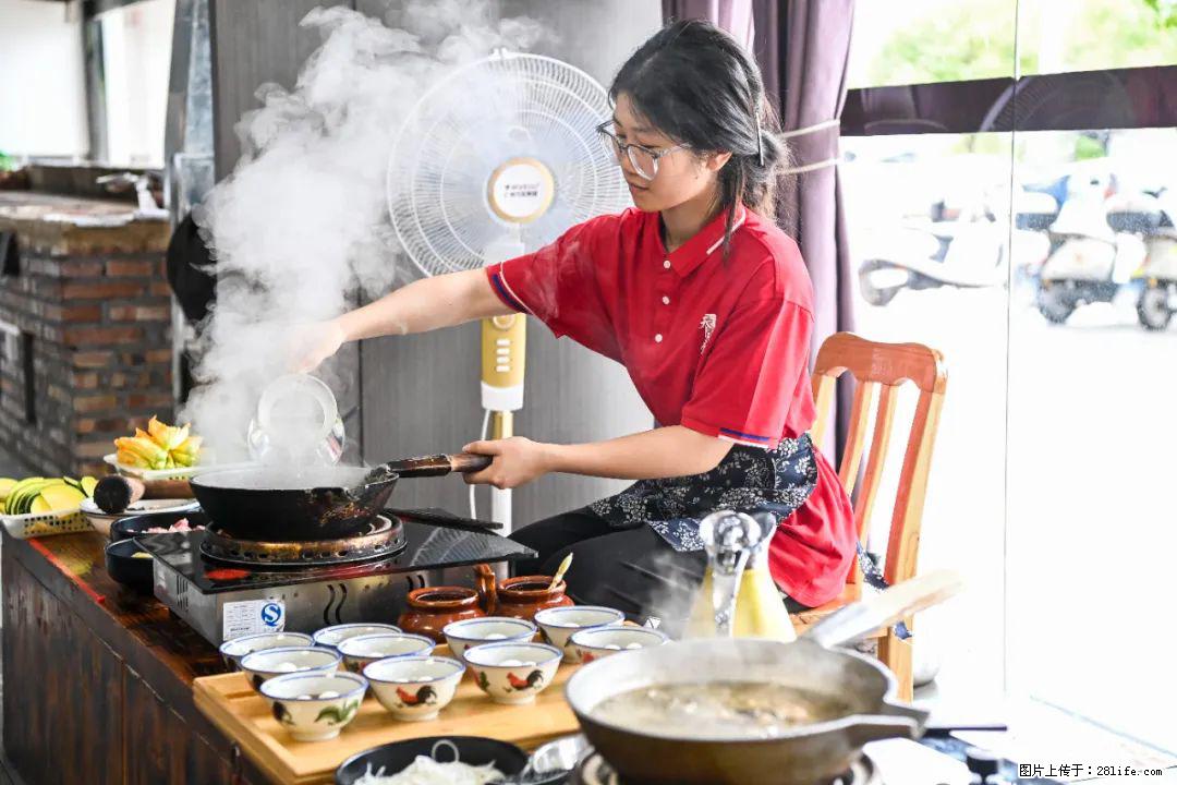 全网追的“扁担女孩”，找了一份暑假工，时薪12元 - 贵阳生活资讯 - 贵阳28生活网 gy.28life.com
